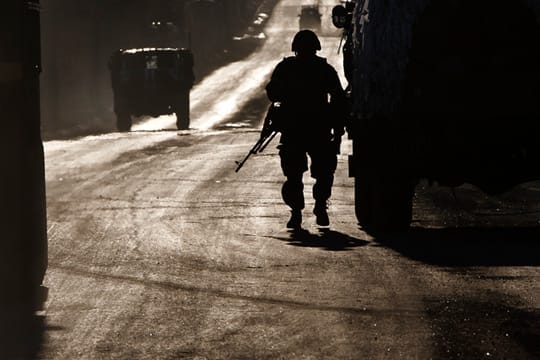 Ein ukrainischer Soldat beim Abzug der Truppen aus Debalzewo.