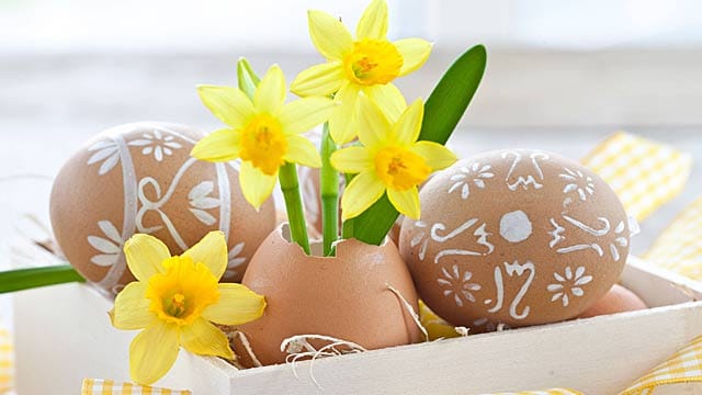 Osterdeko selber machen: Eine Eier-Vase lässt sich leicht selbst basteln.