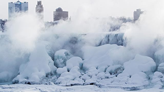 Traumhafte Eislandschaft an den Niagara-Fällen.