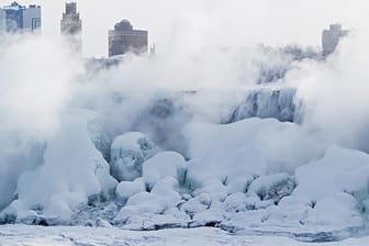 Traumhafte Eislandschaft an den Niagara-Fällen.