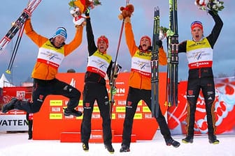 Grenzenloser Jubel: Die deutschen Kombinierer gewinnen nach 28 Jahren erstmals wieder eine WM-Goldmedaille im Team-Wettbewerb.