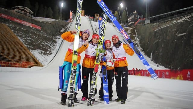 Severin Freund, Carina Vogt, Richard Freitag und Katharina Althaus haben den Mixed-Wettbewerb gewonnen.