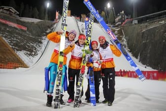 Severin Freund, Carina Vogt, Richard Freitag und Katharina Althaus haben den Mixed-Wettbewerb gewonnen.