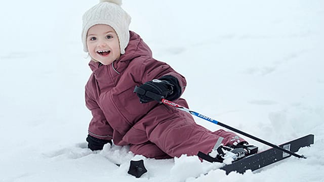Estelle hat Spaß im Schnee.