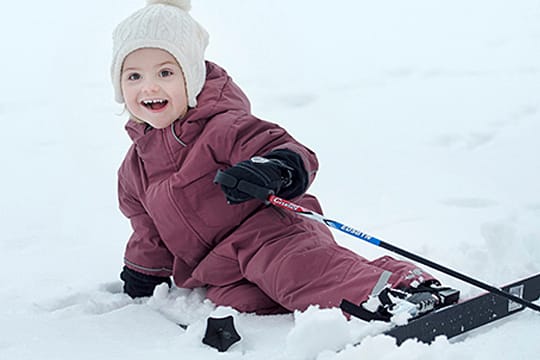 Estelle hat Spaß im Schnee.