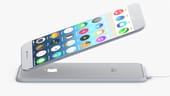 Aufgeladen wird das iPhone 7 nach Vorstellung des Designers drahtlos auf einer Ladeplatte liegend.