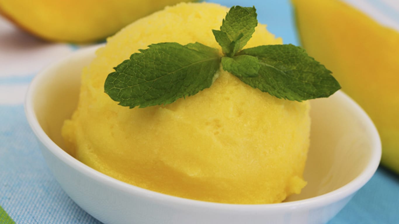 Ohne Milchprodukte: Ein veganes Mangosorbet lässt sich leicht zubereiten, auch ohne Eismaschine.