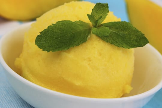 Ohne Milchprodukte: Ein veganes Mangosorbet lässt sich leicht zubereiten, auch ohne Eismaschine.