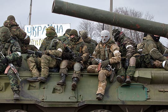 Prorussische Rebellen in Debalzewo in der Ostukraine.