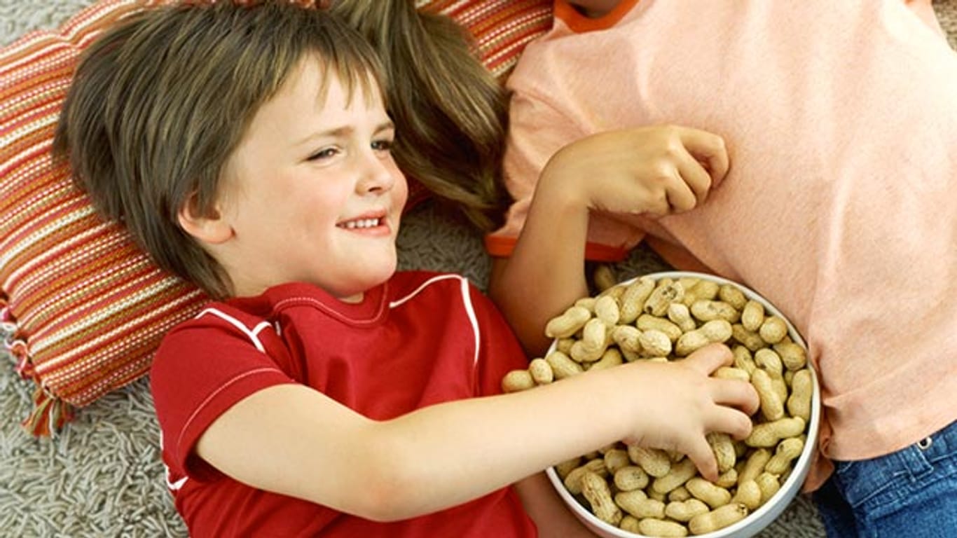 Erdnüsse knabbern ist für Kinder mit einer Erdnussallergie lebensgefährlich.