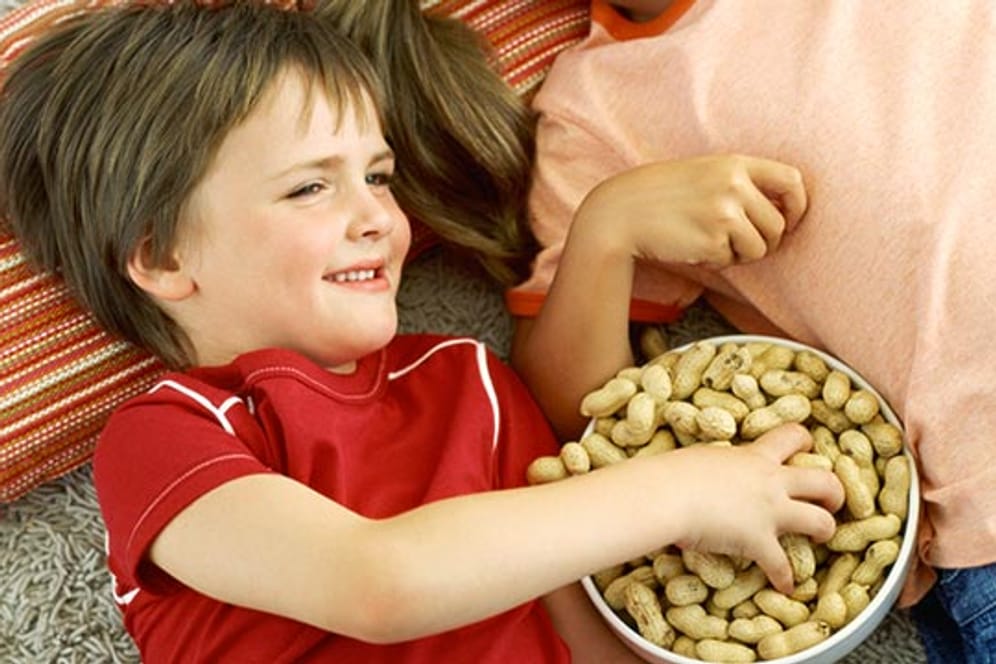 Erdnüsse knabbern ist für Kinder mit einer Erdnussallergie lebensgefährlich.