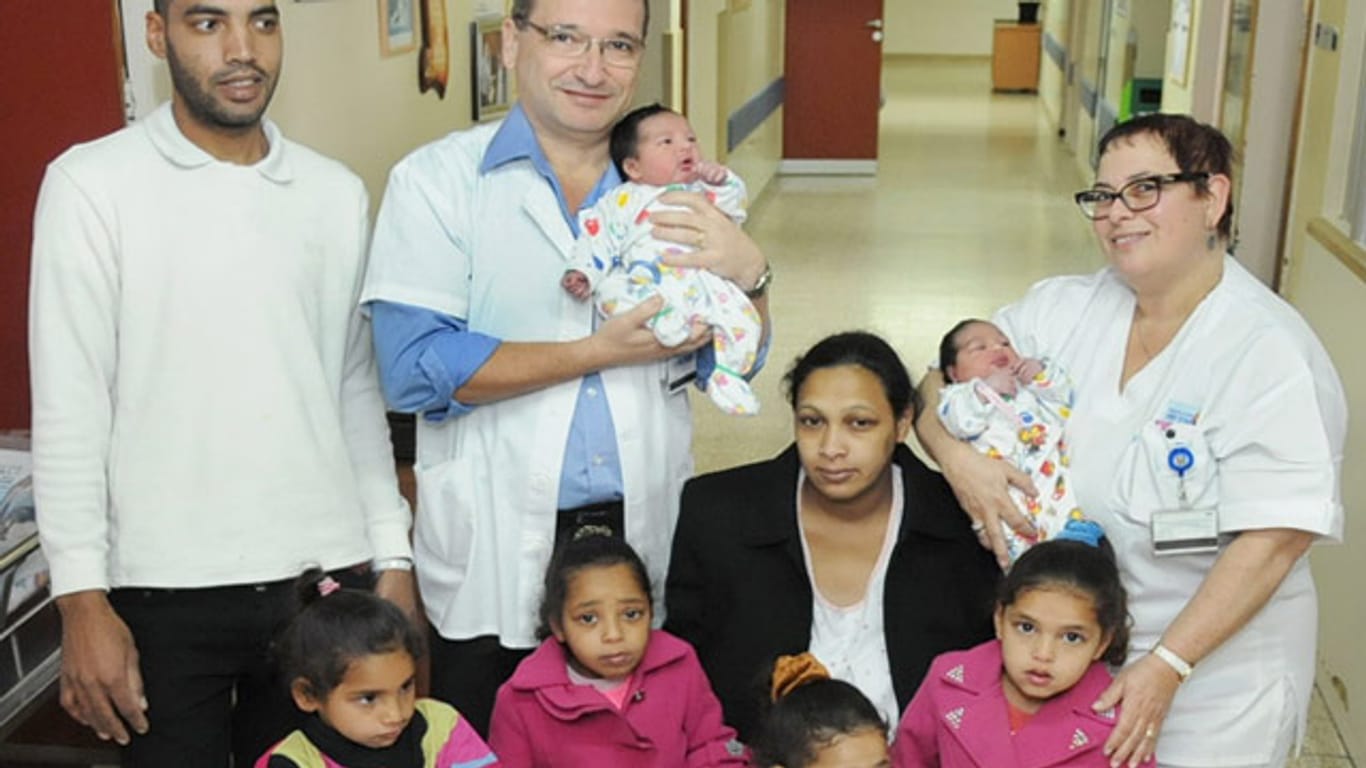 Schwer den Überblick zu behalten: die israelische Familie im Krankenhaus mit gleich drei Zwillingspärchen.
