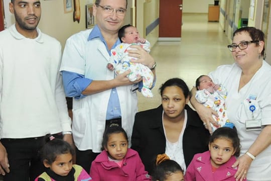Schwer den Überblick zu behalten: die israelische Familie im Krankenhaus mit gleich drei Zwillingspärchen.