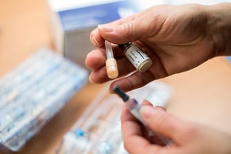 Die Diskussion um die Impfung gegen Masern, Mumps und Röteln (MMR-Impfung) wird durch die aktuellen Fälle in Berlin heftig angeheizt.