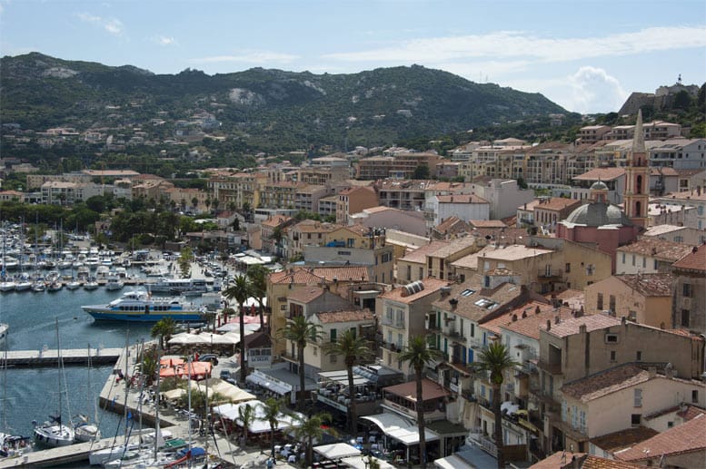 Der Hafen und die Altstadt von Calvi auf Korsika.