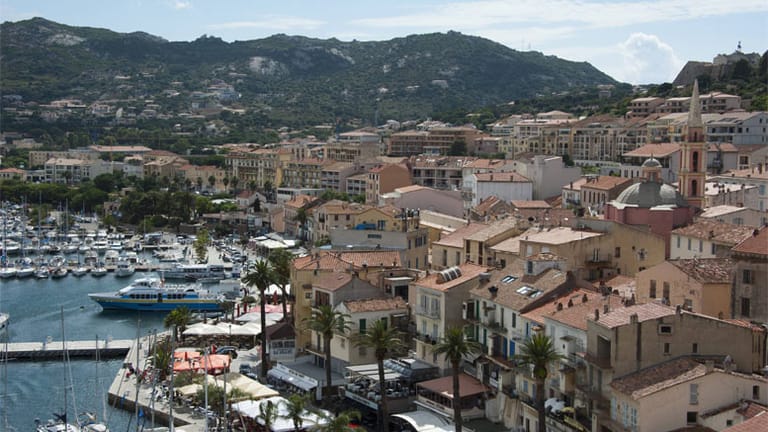 Der Hafen und die Altstadt von Calvi auf Korsika.