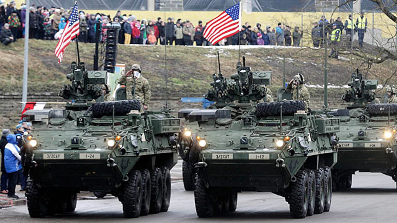 Fahrzeuge der amerikanischen Armee fahren durch die Stadt Narva in Estland.
