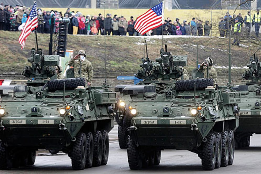 Fahrzeuge der amerikanischen Armee fahren durch die Stadt Narva in Estland.