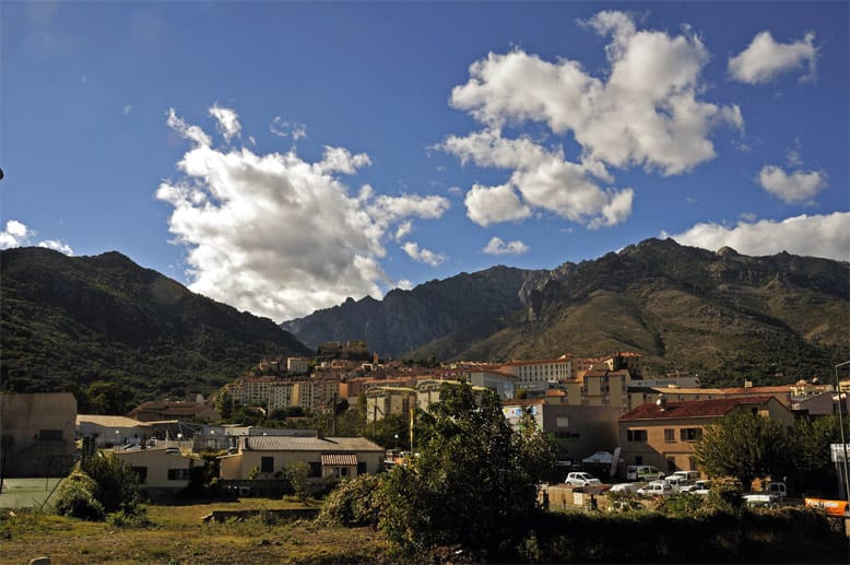 Corte liegt umgeben von Bergen im Landesinneren von Korsika auf halber Strecke zwischen Bastia und Ajaccio.