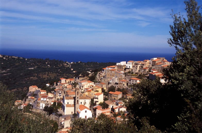 Blick auf Lumio - das kleine Städtchen liegt in den Bergen der Region Balagne auf Korsika.