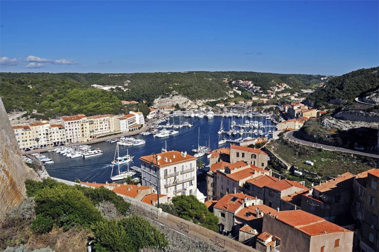 Bonifacio: Blick von oben auf den Yacht- und Sportbootehafen von der Festung aus.