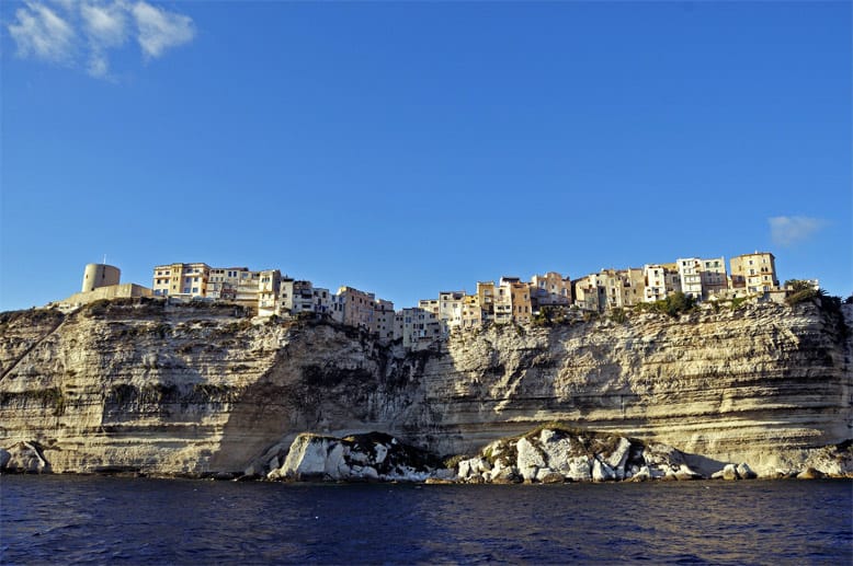 Die Stadt Bonifacio liegt auf einer Klippe hoch über dem Meer.