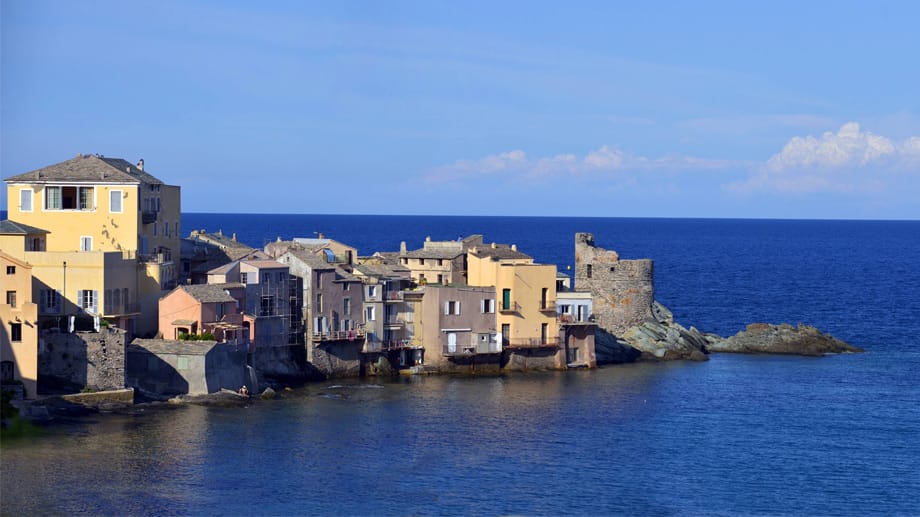 Malerischer Kuestenort Erbalunga mit Turmruine am Cap Corse im Norden Korsikas.