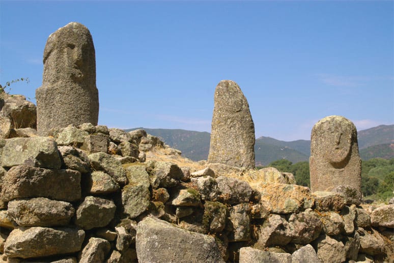 Hinkelsteine im kleinen Dorf Filitosa auf Korsika.