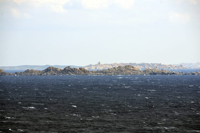 Im Vordergrund die Iles Lavezzi, die noch zu Korsika und Frankreich gehören, und im Hintergrund die Isola Razzoli mit ihrem markanten Leuchtturm vor der Küste Sardiniens.