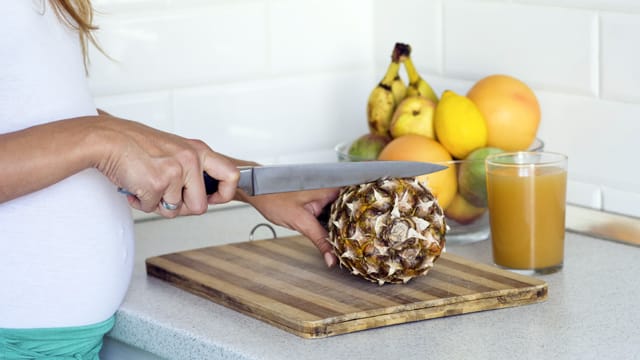 Sie sind schwanger und haben Heißhunger auf Ananas? In Maßen können Sie die Frucht unbekümmert verzehren.