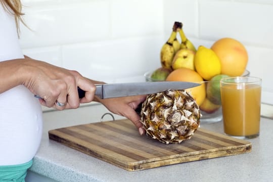 Sie sind schwanger und haben Heißhunger auf Ananas? In Maßen können Sie die Frucht unbekümmert verzehren.