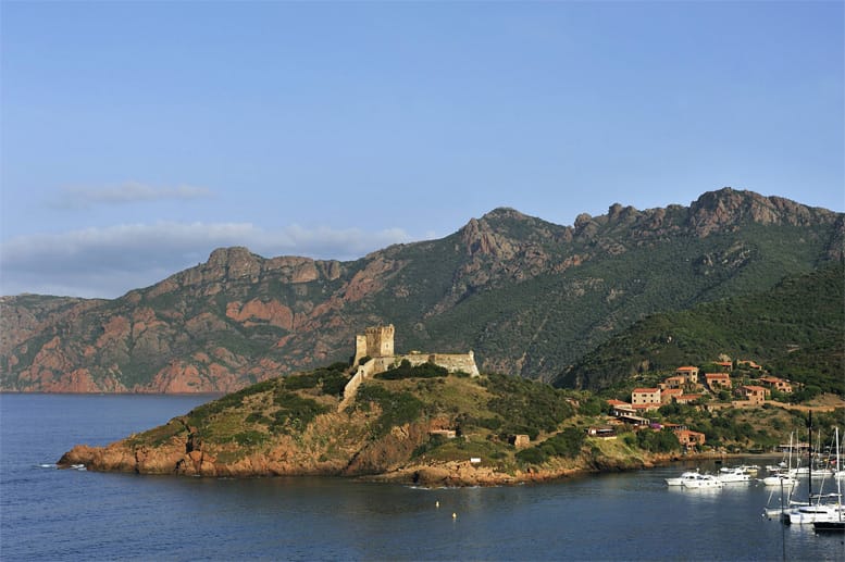 Einen Ausflug wert - die Bucht von Girolata mit Burgruine.