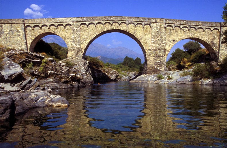 Genuesische Brücke über den Tavignano auf Korsika.
