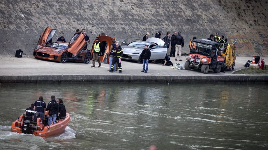 Die Bilder vom Dreh lassen den Schluss zu, dass die Verfolgungsjagd zum Ufer des Tibers und dort entlang führt.