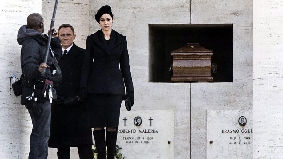 Mit Bond-Girl Monica Bellucci nimmt 007 an einer Beerdigung teil. Mehr ist zu dem Dreh bislang noch nicht bekannt.