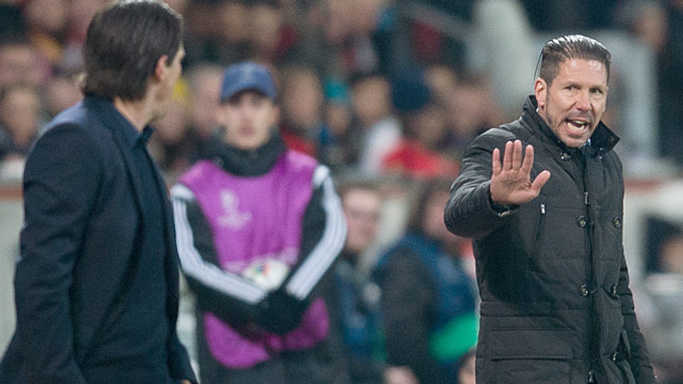 Streithähne unter sich: Bayer-Coach Roger Schmidt (links) und Atletico-Trainer Diego Simeone gerieten heftig aneinander.