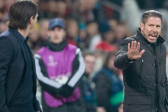Streithähne unter sich: Bayer-Coach Roger Schmidt (links) und Atletico-Trainer Diego Simeone gerieten heftig aneinander.