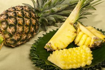 Ananas enthält viele Vitamine und Mineralstoffe und ist deswegen sehr gesund.