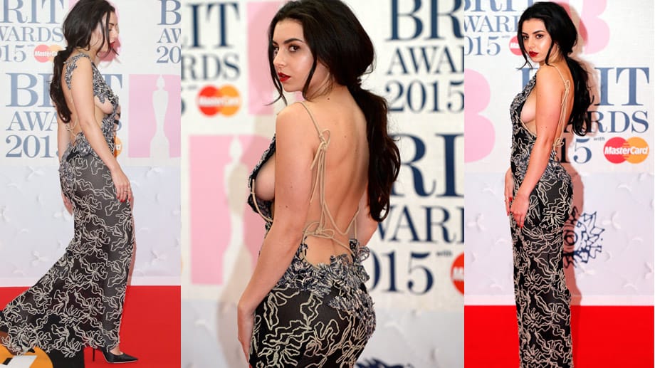 Charli XCX bei den Brit Awards 2015. Die Sängerin lieferte von der Seite betrachtet tiefe Einblicke. Insgesamt gesehen war ihr Outfit aber wenig überzeugend.