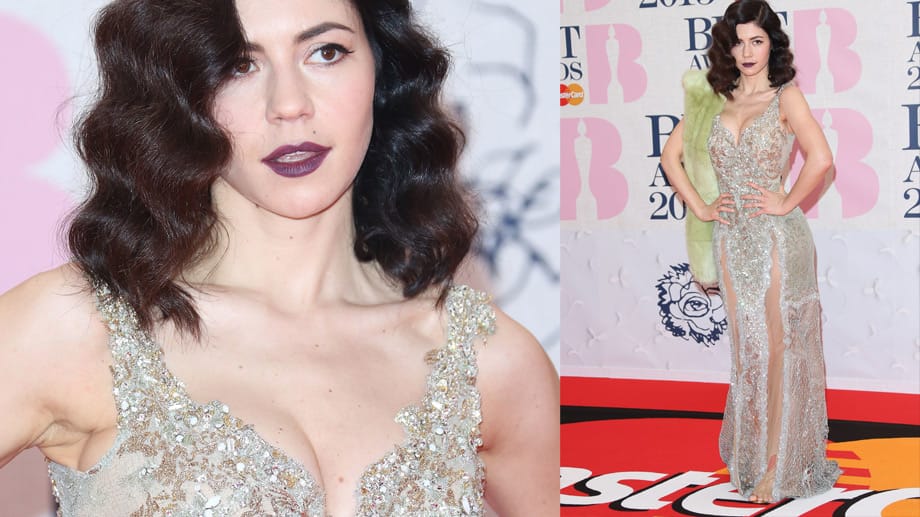 Marina Diamandis von Marina and the Diamonds funkelte in Gold und Silber.