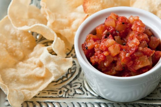 Ananas-Chutney schmeckt am besten lauwarm sowohl zu süßen, als auch zu herzhaften Speisen.