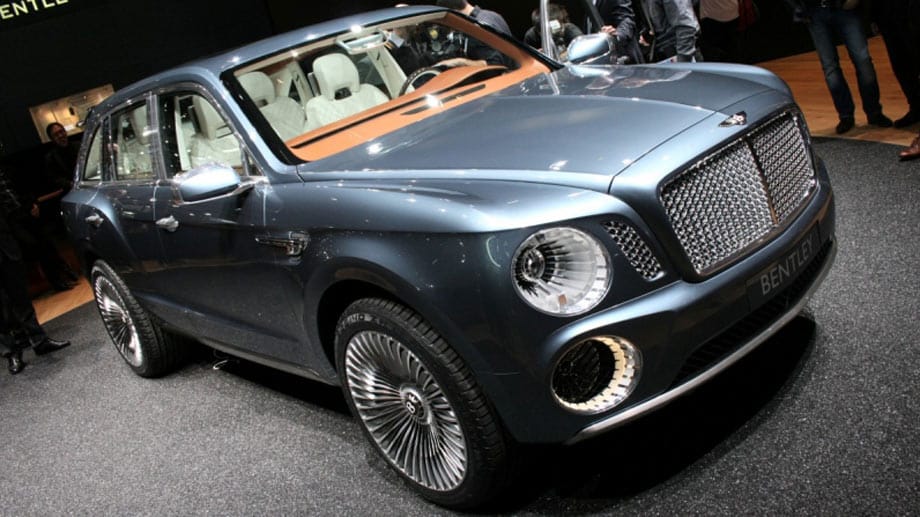 Bentley-Chef Wolfgang Dürheimer über den Bentayga: "Am Frontdesign hat sich jedoch einiges verändert." Dennoch: "Das Serienmodell wird das typische Gesicht der Marke Bentley tragen."