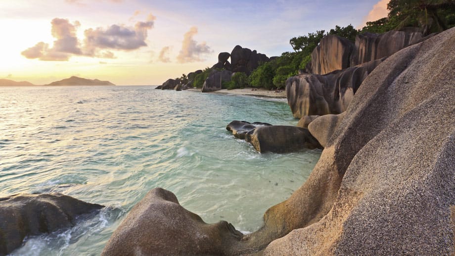 Wer sicher sein will, Badewannentemperaturen zu bekommen, muss den weiten Weg zum Indischen Ozean auf sich nehmen - hier warten die Seychellen und...