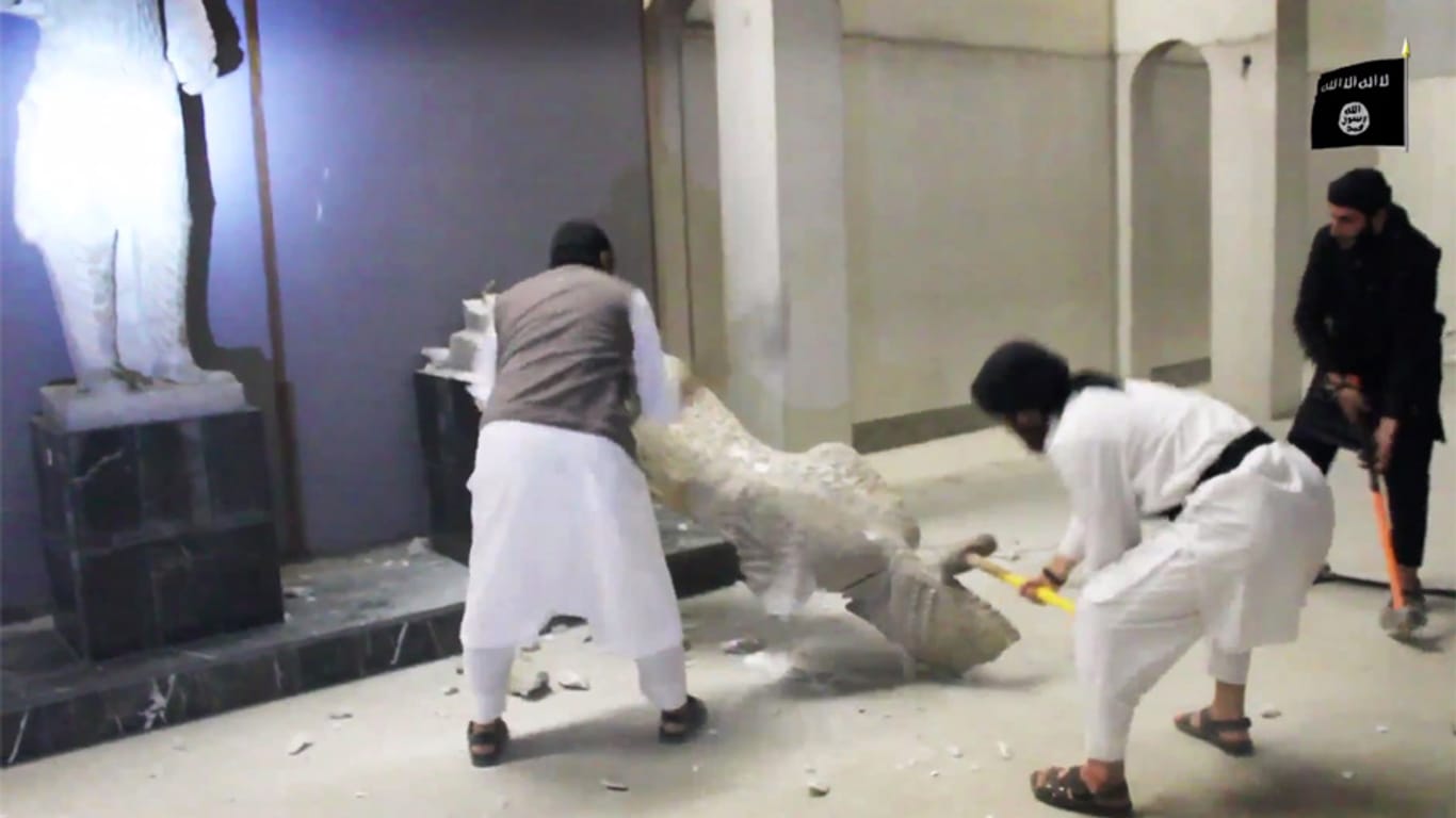 IS-Terroristen haben in Mossul Kunstwerke zerstört.