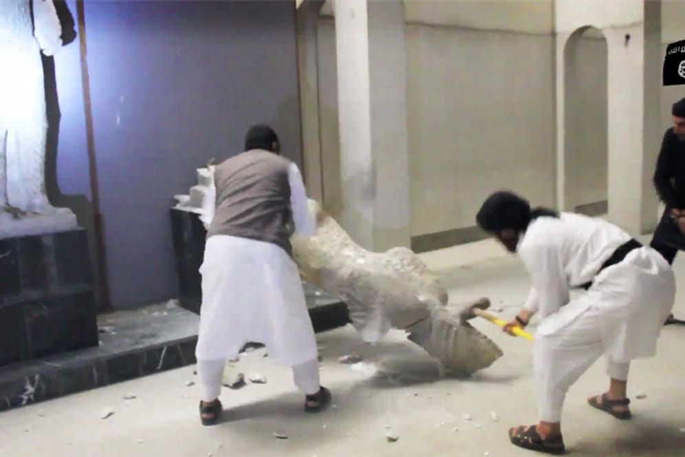 IS-Terroristen haben in Mossul Kunstwerke zerstört.