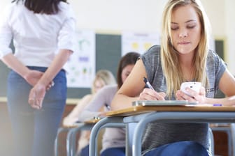 In den meisten Schulen herrscht Handyverbot - dabei können Smartphones und Tablet-PCs sinnvoll in den Unterricht einbezogen werden.