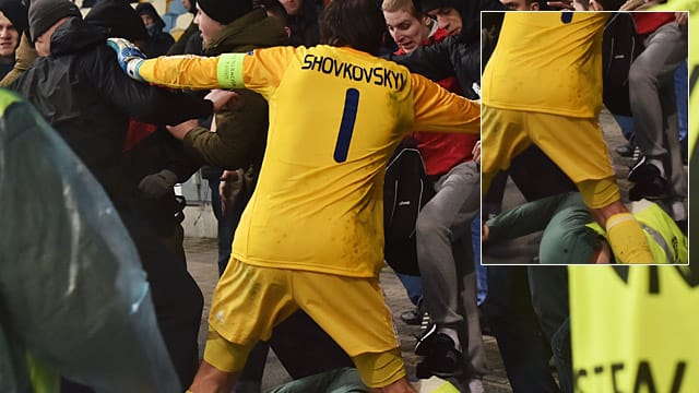 In Kiew musste sogar Dynamo-Torwart Olexandr Schowkowskyj einen Ordner vor randalierenden Fans schützen. In Kiew musste sogar Dynamo-Torwart Olexandr Schowkowskyj einen Ordner vor randalierenden Fans schützen.
