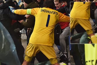In Kiew musste sogar Dynamo-Torwart Olexandr Schowkowskyj einen Ordner vor randalierenden Fans schützen.