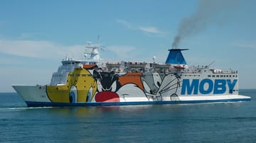 Viele Urlauber kommen mit ihrem Gefährt auf die Insel Korsika. Moby Lines ist einer der Anbieter, der einen regelmäßigen Fährdienst während der Saison anbietet.