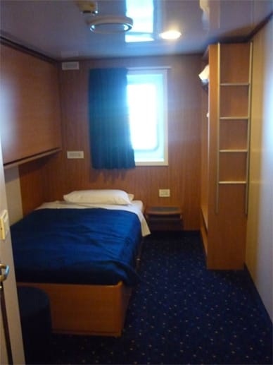Während der Überfahrt können sich Gäste je nach gebuchter Kategorie und Fähre in einem Schlafsessel oder in einer Kabine ausruhen.